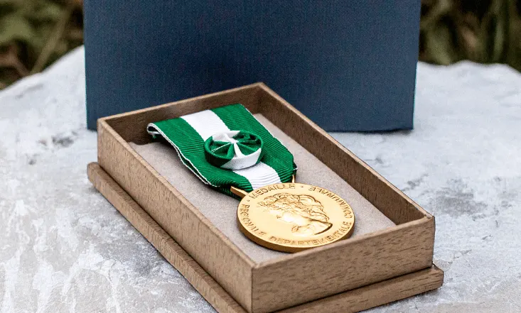Qui paie la prime pour la médaille d’honneur du travail